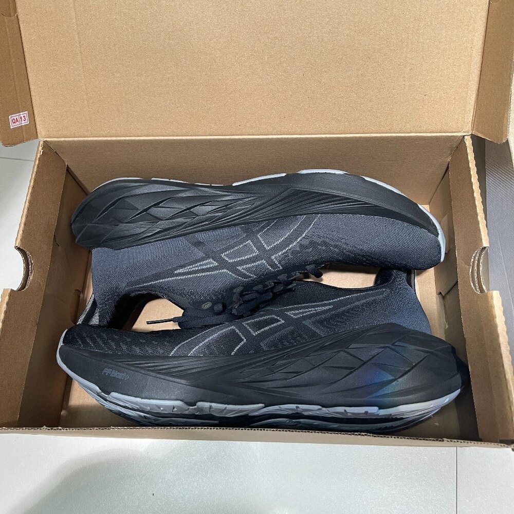 ASICS NOVABLAST 4  Men's Running Shoe Size 11.5